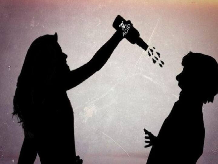 Girlfriend attempts suicide by pouring acid on boyfriend's face in coimbatore துபாயில் லிவிங் டுகெதர்.! ஊரில் வேறு பெண்ணுடன் திருமணம் -  காதலன் மீது ஆசிட் வீசிய காதலி!!