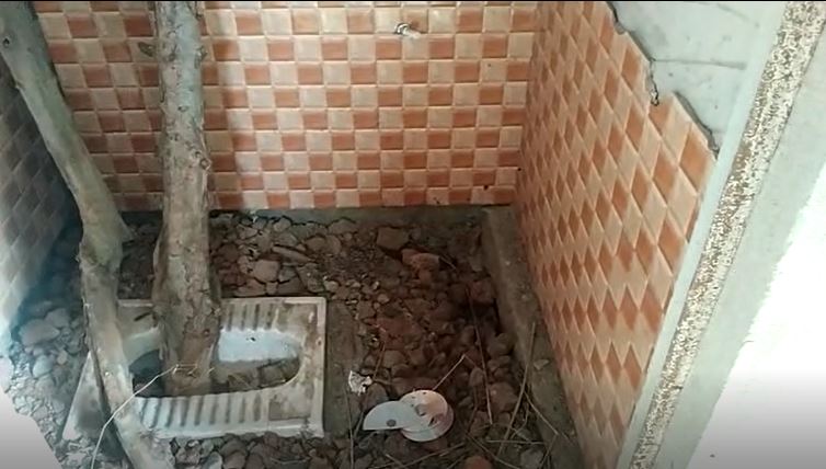 UP News: भ्रष्टाचार की भेंट चढ़ा प्रतापगढ़ में लाखों की लागत से बना सामुदायिक शौचालय, गरीबों ने लगा लिए हैं बिस्तर