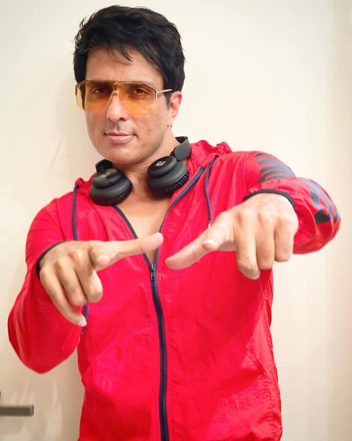 बॉलीवुड अभिनेता सोनू सूद ने भी महाराष्ट्र के टेक्नीकल इंस्टीट्यूट से बीटेक किया था. पढ़ाई के साथ-साथ वो फिल्मों में भी हाथ आजमाते रहे.