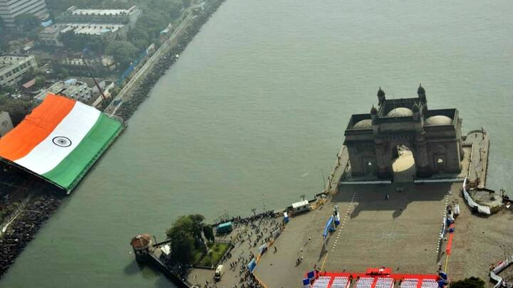 খাদির কাপড় দিয়ে নির্মিত এই তেরঙ্গাটি। এটি খাদি এবং গ্রামীণ শিল্প ও কমিশনের মস্তিষ্কপ্রসূত।