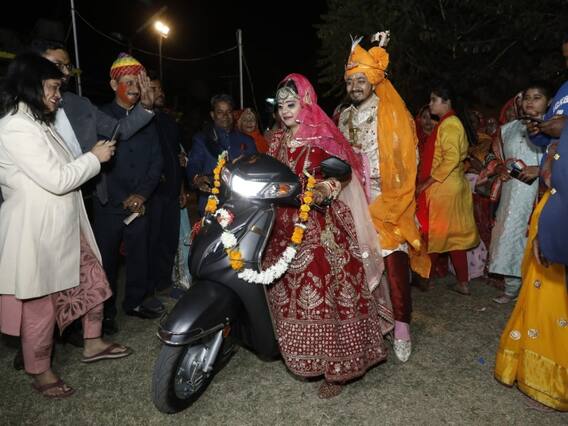 Rajasthan News: जोधपुर के शादी में दुल्हन की अनोखी विदाई, जानिए- दुल्हन ने आखिर ऐसा क्या किया कि हो रही है जमकर वाह वाह Rajasthan News: जोधपुर के शादी में दुल्हन की अनोखी विदाई, जानिए- दुल्हन ने आखिर ऐसा क्या किया कि हो रही है जमकर वाह वाह