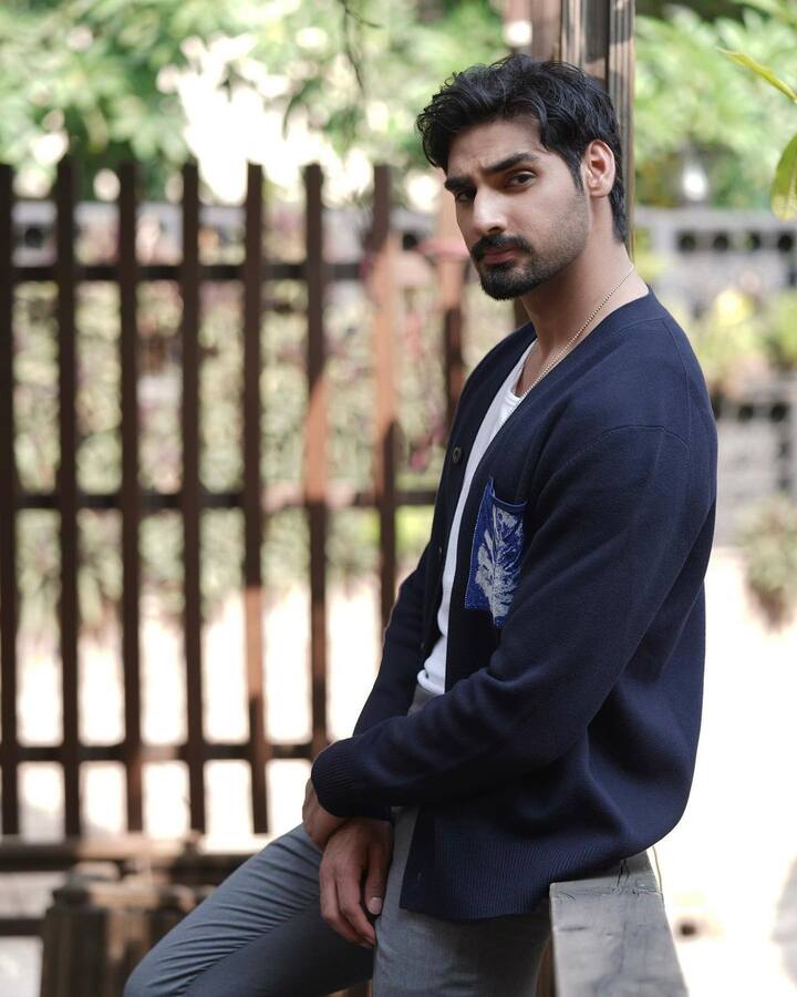 सुनील शेट्टी के बेटे अहान शेट्टी ने बॉलीवुड में तड़प फिल्म से डेब्यू किया है. इस फिल्म में अहान के संग तारा सुतारिया नजर आ रही हैं. फिल्म में अहान की एक्टिंग को खूब पसंद किया जा रहा है.