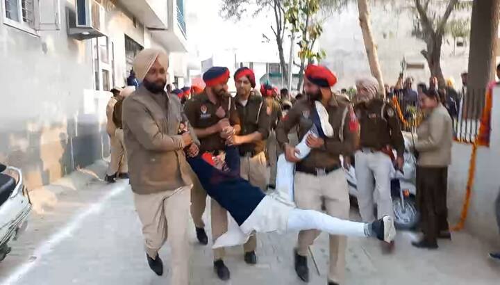 ਅੱਜ ਬਠਿੰਡਾ ਵਿਖੇ ਪੰਜਾਬ ਖਜਾਨਾ ਮੰਤਰੀ ਮਨਪ੍ਰੀਤ ਸਿੰਘ ਬਾਦਲ ਦਾ ਘਿਰਾਓ ਕਰਨ ਲਈ ਗਏ ਠੇਕਾ ਕਾਮਿਆਂ ਨੂੰ ਗਿਣਤੀ ਪੁਲਿਸ ਨੇ ਹਿਰਾਸਤ 'ਚ ਲਿਆ।