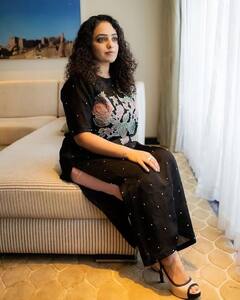 actress nithya menon clicks : கருப்பு உடையில் மனம் கவர்ந்த நித்யா மேனன்... இன்ஸ்டா க்ளிக்ஸ்...