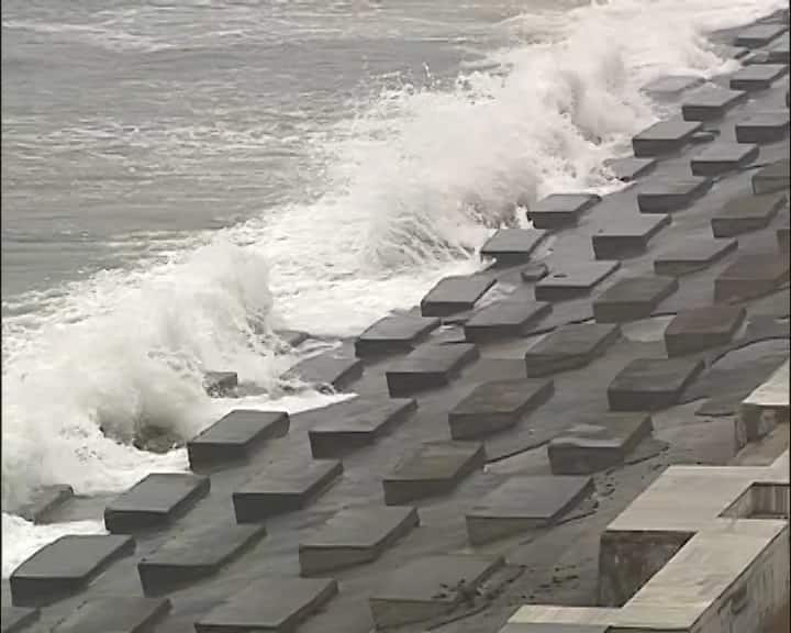 সকাল থেকে দিঘায় শুরু হয়েছে হালকা বৃষ্টি। সমুদ্র কিছুটা উত্তাল হলেও জল এখনও গার্ডওয়াল টপকে যায়নি।