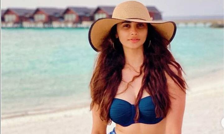 डेजी शाह ने सलमान खान के साथ फिल्म जय हो से अपना बॉलीवुड डेब्यू किया था. सालों पहले वह सलमान खान की ही फिल्म तेरे नाम के एक गाने में बैकग्राउंड डांसर थीं.