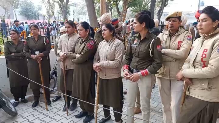 ਜਾਣਕਾਰੀ ਦਿੰਦੇ ਠੇਕਾ ਕਾਮਿਆਂ ਨੇ ਦੱਸਿਆ ਕਿ ਪਿੱਛਲੇ ਲੰਬੇ ਸਮੇਂ ਤੋਂ ਅਸੀਂ ਵੱਖ ਵੱਖ ਵਿਭਾਗਾਂ 'ਚ ਕੰਮ ਕਰਦੇ ਆ ਰਹੇ ਹਾਂ