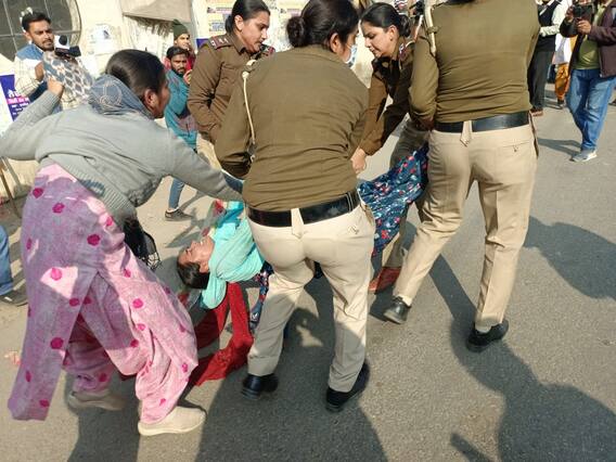 ਕੋਰੋਨਾ ਵਲੰਟੀਆਰਾਂ ਨਾਲ ਪੁਲਿਸ ਦੀ ਖਿੱਚ-ਧੂਹ, ਹਾਈਵੇਅ ਖੁੱਲ੍ਹਵਾਇਆ ਕੋਰੋਨਾ ਵਲੰਟੀਆਰਾਂ ਨਾਲ ਪੁਲਿਸ ਦੀ ਖਿੱਚ-ਧੂਹ, ਹਾਈਵੇਅ ਖੁੱਲ੍ਹਵਾਇਆ