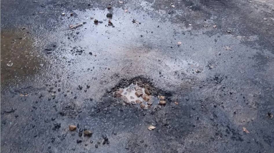 Up bijnor road corruption at the inauguration of the road which cost crores of rupees coconut not broken कोट्यवधी खर्चून केलेल्या रस्त्याच्या उद्घाटनाला नारळ फोडताना पडला खड्डा, नारळ काही फुटला नाही!