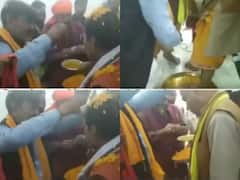 UP Election 2022: वोटरों को लुभाने के लिए तमाम हथकंड़े अपना रहे नेता,  BJP विधायक धीरज ओझा ने 300 ब्राह्मणों के धोए पैर