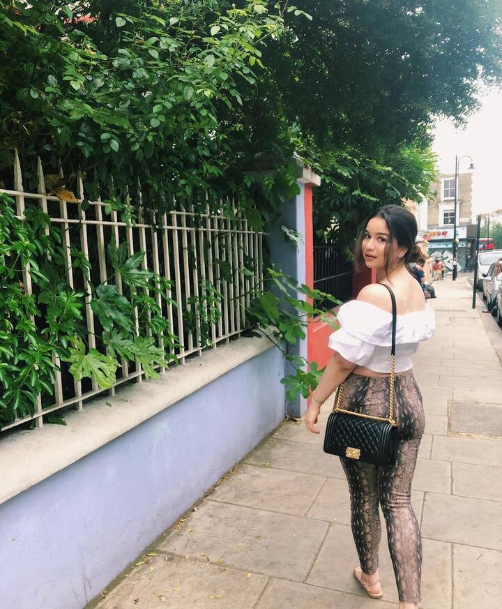 सारा तेंदुलकर का फैशन सेंस बहुत ही ज्यादा परफेक्ट है. फोटो में आप देख सकते हैं कि कैसे उन्होंने ऑफ सोल्डर क्रॉप टॉप को प्रिंडेट जैगिंग के साथ कितनी खूबसूरती से पेयर किया है.