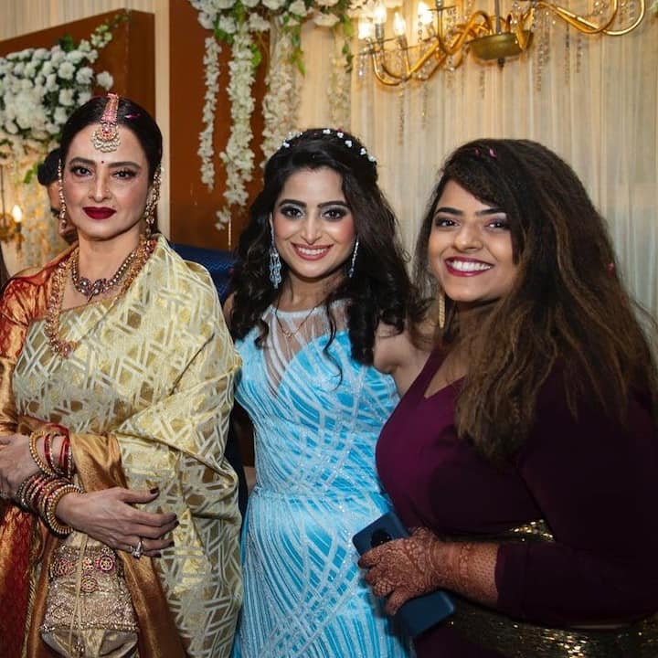 हमेशा की तरह रेखा, नील और ऐश्वर्या की शादी में सिल्क साड़ी पहने बेहद खूबसूरत नज़र आईं. खूबसूरत हैवी ज्वैलरी के साथ रेखा ने अपना ट्रडिशनल लुक पूरा किया था.