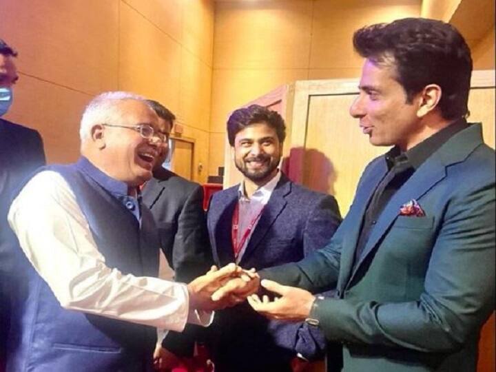 CM Bhupesh Bhagel Meets Actor Sonu Sood in delhi, cm says to sonu sood Don't play villain role now ann CM Baghel Meets Sonu Sood: एक्टर सोनू सूद से मिलकर सीएम भूपेश बघेल बोले- 'अब मत कीजिएगा विलेन का रोल', मिला ये जवाब