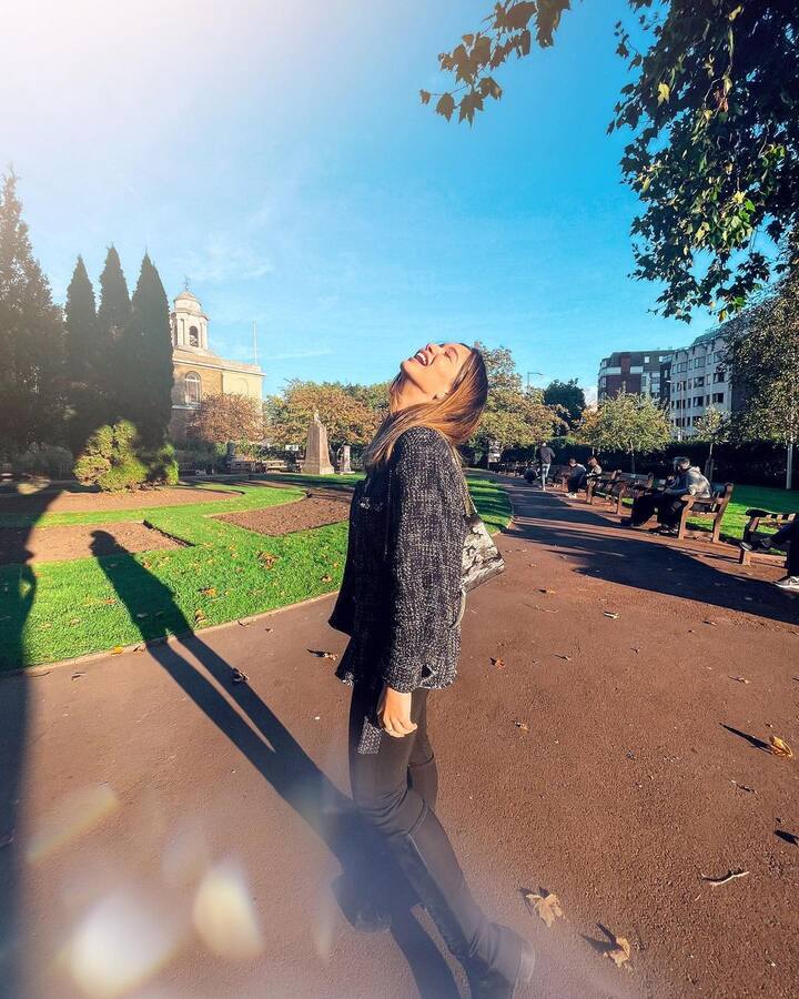 सारा तेंदुलकर को अलग-अलग जगहों को एक्सप्लोर करना बहुत अच्छा लगता है. इस बात का प्रूफ उनका सोशल मीडिया अकाउंट है. अपने बर्थडे के मौके पर सारा ने ये सन किस्ड फोटो शेयर की थी.