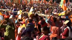 Dehradun: मंच पर सीएम Pushkar Singh Dhami समेत BJP के कई दिग्गज नेता मौजूद