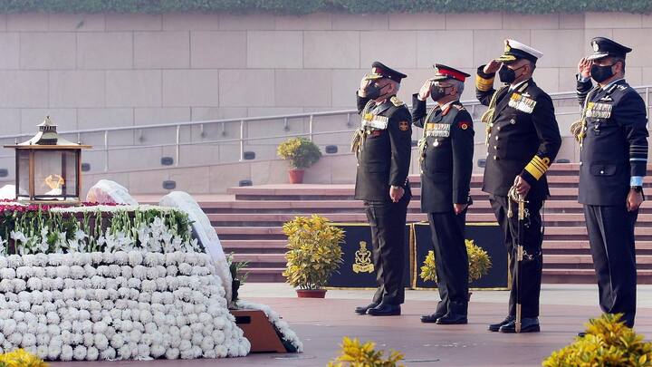 ১৬১২ সালে স্থাপিত ভারতীয় নৌবাহিনীর তখন নাম ছিল রয়্যাল ইন্ডিয়ান নেভি। তবে ১৬১২ সালে স্থাপিত হলেও রয়্যাল ইন্ডিয়ান নেভি নামকরণ হয়েছিল ১৯৩৪ সালে।