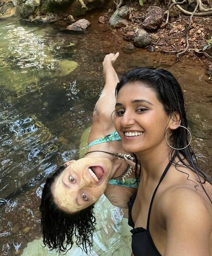 इस वैकेशन पर शक्ति मोहन के साथ उनकी दोस्त हैं. दोनों ही इस दौरान क्रेजी अंदाज में मस्ती कर रही हैं.