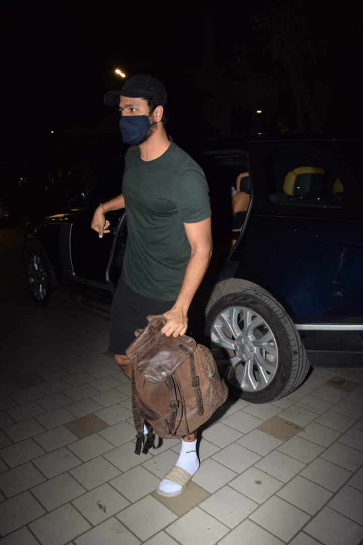 Amid wedding rumours, Vicky Kaushal has been spotted in the city wearing a casual attire as he reaches the gym to sweat it out. The actor can be seen wearing a pair of slippers. (Image courtesy – Manav Manglani)