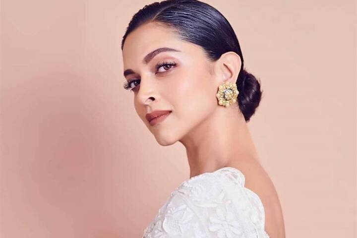 બોલિવૂડની ટોપ અભિનેત્રી દીપિકા પાદુકોણ તેના કામની સાથે લૂકને લઇને પણ ચર્ચામાં રહે છે. દીપિકાના બ્યુટી સિક્રેટ જાણવા માટે લોકો ઉત્સુક હોય છે. તો આજે અમે આપની સાથે એક્ટ્રેસના બ્યુટી સિક્રેટ શેર કરી રહ્યાં છીએ.