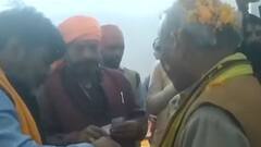 UP Election 2022: प्रतापगढ़ विधायक अभय कुमार ने पखारे ब्राह्मणों के पैर, बांटे कंबल