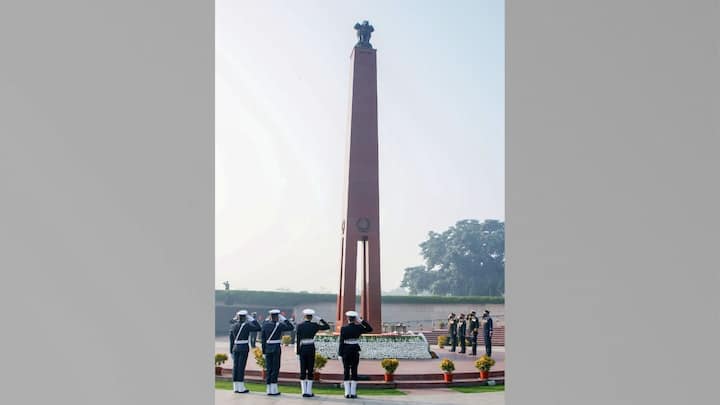 আজ জাতীয় নৌ দিবস। প্রতি বছর ৪ ডিসেম্বর এই বিশেষ দিনটি নৌ দিবস হিসেবে পালিত হয়।