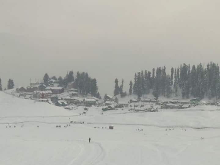 weather of jammu and kashmir today 4 december Temperature reached below zero in Gulmarg, due to rain and snowfall, people's problems may increase Jammu-Kashmir Weather Today: गुलमर्ग में शून्य से नीचे पहुंचा पारा, बारिश और बर्फबारी से बढ़ सकती हैं लोगों की मुश्किलें