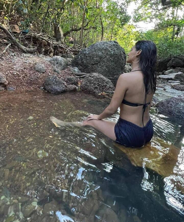 अपने जबरदस्त डांस से हर किसी को दीवाना बना देने वाली शक्ति मोहन इस बार बिकिनी लुक से हर किसी को इंप्रेस करती दिख रही हैं.