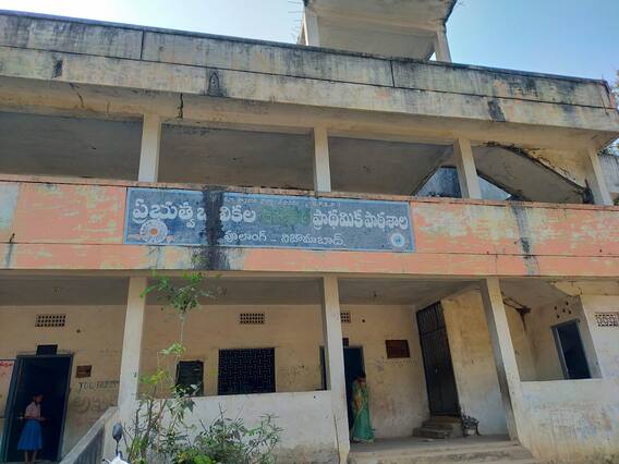 Nizamabad: విద్యాసంస్థల్లో పెరుగుతున్న కరోనా కేసులు.. ఆందోళనలో విద్యార్థులు, తల్లిదండ్రులు Nizamabad: విద్యాసంస్థల్లో పెరుగుతున్న కరోనా కేసులు.. ఆందోళనలో విద్యార్థులు, తల్లిదండ్రులు