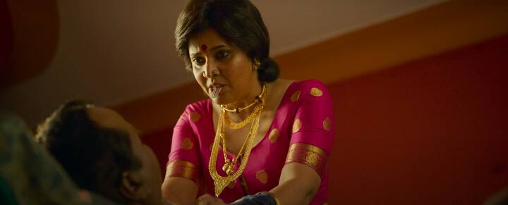 నోటిలో బ్లేడ్‌తో అన‌సూయ‌ ఎవరికి వార్నింగ్ ఇస్తున్నట్టు ఉన్నారు. ఆ వార్నింగ్ సునీల్‌కు అని టాక్. (Image Credit: Mythri Movie Makers / Youtube )