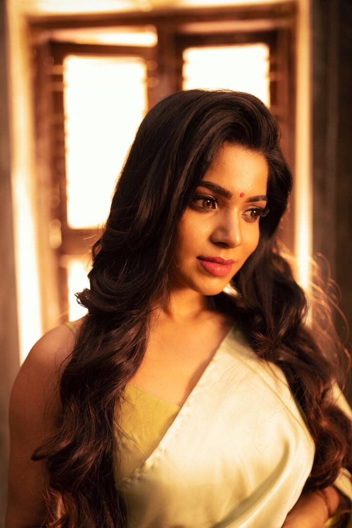 திவ்யபாரதி பேச்சிலர் என்ற திரைப்படம் மூலம் திரையுலகில் அறிமுகமாகியுள்ளார்.