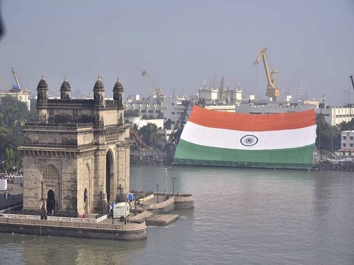 Navy Day 2021: World's largest flag becomes nation's pride at Gateway of India ANN Navy Day 2021: 225 फीट लंबाई, 1400 किलो वजन, नेवी डे के मौके पर नौसेना ने किया सबसे बड़े तिरंगे का प्रदर्शन