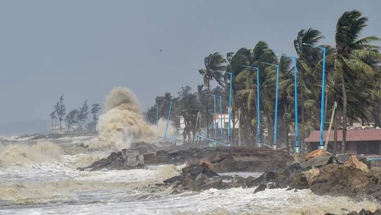 Cyclone Jawad Live Latest Update  odisha-andhra-pradesh-bengal-ready-for-cyclone-jawad-ndrf-deployed-team Cyclone Jawad: 'जोवाड' चक्रीवादळाचं संकट! 'या' राज्यांना सर्वाधिक धोका; यंत्रणा सतर्क, NDRF तैनात  