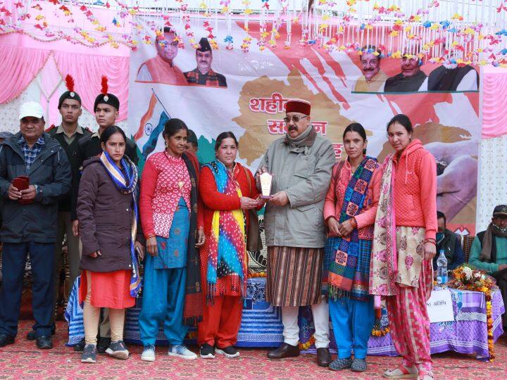 Uttarakhand Minister Satpal Maharaj honored the families of 56 martyr soldiers by covering them with copper leaves and shawls ANN Uttarakhand News: पोखड़ा में 56 शहीद सैनिकों के परिजनों को किया गया सम्मानित, कैबिनेट मंत्री सतपाल महाराज ने शहीदों के लिए कही ये दिल छू लेने वाली बात