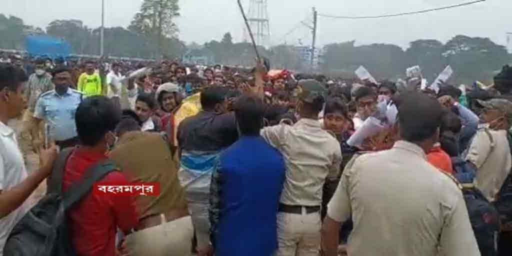 Murshidabad: chaos at Behrampur Stadium centered on taking forms from private companies Murshidabad: বেসরকারি সংস্থায় ফর্ম তোলাকে কেন্দ্র করে বহরমপুর স্টেডিয়ামে ধুন্ধুমার, লাঠিচার্জ পুলিশের