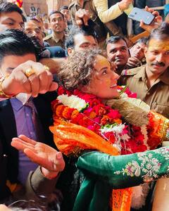 Kangana Ranaut Photo: बांके बिहारी मंदिर में माथा टेकने पहुंची Kangana Ranaut, भरी भीड़ में किए ठाकुर जी के दर्शन