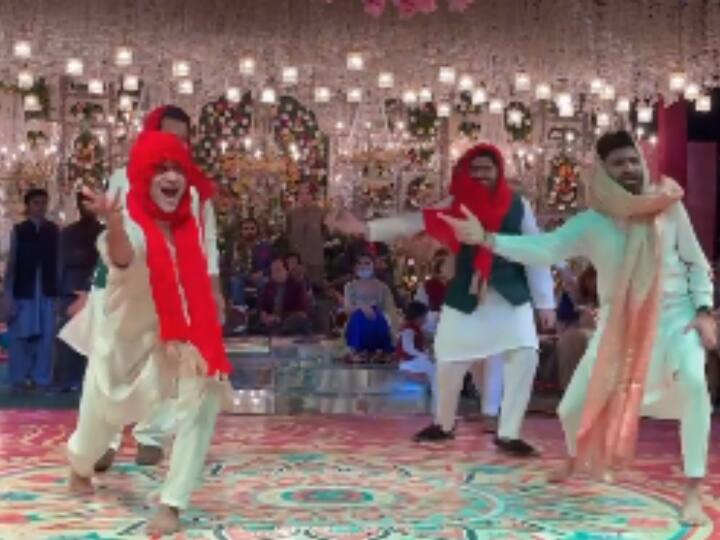 New Dance Version of 'Titliyan Warga' song in wedding goes viral on social media Titliyan Warga Song Dance: शादियों के सीजन में सोशल मीडिया पर छाया 'तितलिया वरगा' सॉन्ग पर डांस का धमाकेदार वर्जन, देखिए मजेदार वीडियो