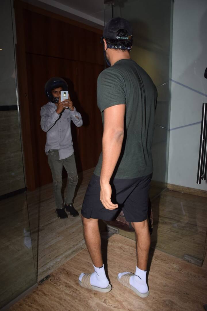 जी हां...विक्की कौशल को भी शनिवार की शाम जिम के बाहर स्पॉट किया गया. इससे पहले शुक्रवार को कैटरीना कैफ भी वर्कआउट के लिए जाते हुए स्पॉट की गई थीं.