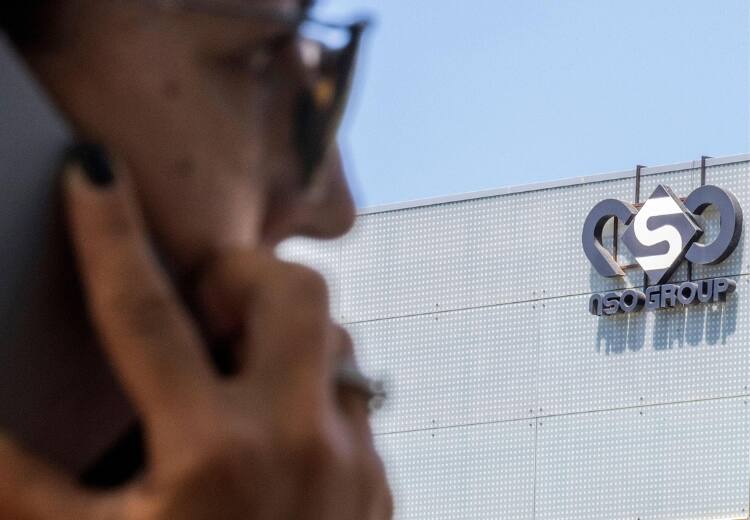 ஆப்பிள்தான் ஆயுதம்.! அமெரிக்காவுக்கே விபூதி அடிக்கப் பார்த்த மர்ம கும்பல்.!