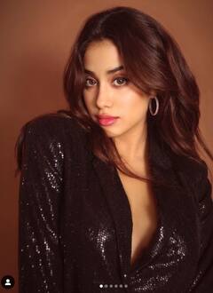 Janhvi Kapoor Saree Pics: গোলাপ ফুল প্রিন্টের শাড়িতে নেট দুনিয়া কাঁপাচ্ছেন জাহ্নবী কপূর