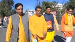 Devasthanam Board रद्द होने पर पुरोहित खुश, PM Modi को भेंट किया गंगाजल| Hindi News