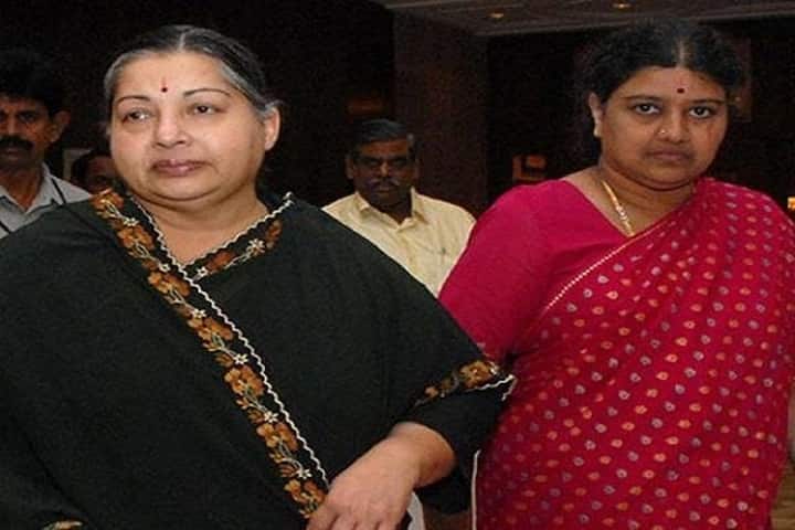 शशिकला सालों तक जयललिता के साथ रहीं. जयललिता जब सीएम बनीं तब शशिकला उनके साथ एक ही छत के नीचे रहती थीं. दोनों की दोस्ती बेहद चर्चित थी. जयललिता के निधन के बाद शशिकला अकेली रह गईं.