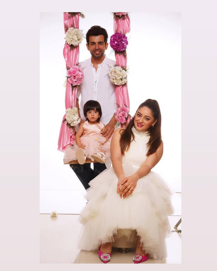 मीडिया रिपोर्ट के अनुसार ट्रोलर ने माही विज की बेटी तारा पर कमेंट किया था. जिसके बाद एक्ट्रेस ने सोशल मीडिया पर लिखा था कि मेरी बेटी को बीच में मत लेकर आओ. दम है तो सामने आओ, वर्ना भौंकना बंद करो.