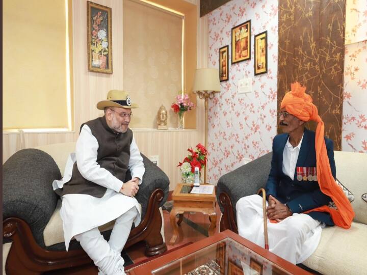 Amit Shah met Bhairo Singh Rathore, hero of historic 1971 Indo-Pak war in jaisalmer लोंगेवाला युद्ध के नायक Bhairo Singh Rathore से मिले Amit Shah, 1971 की लड़ाई में मार गिराए थे कई Pakistani सैनिक