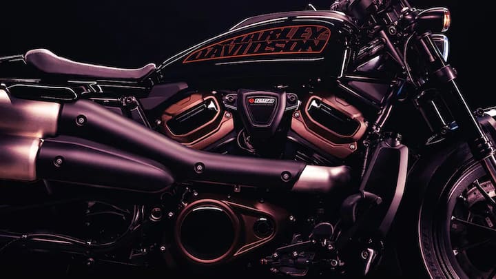 Harley Davidson Sportster S: हार्ले-डेविडसन ने भारत में अपनी रिवोल्यूशन मैक्स इंजन वाली स्पोर्टस्टर एस (Sportster S) को लॉन्च कर दिया है. इसकी कीमत 15.51 लाख रुपये है. स्पोर्टस्टर एस, अमेरिकी मोटरसाइकिल कंपनी की सबसे एडवांस क्रूजर में से एक है.