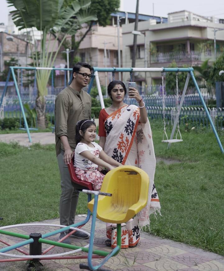 'অসম্পূর্ণ' ছবির গল্প ও স্ক্রিপ্ট লিখেছেন পরিচালক অমর্ত্য সিন্হা নিজেই।