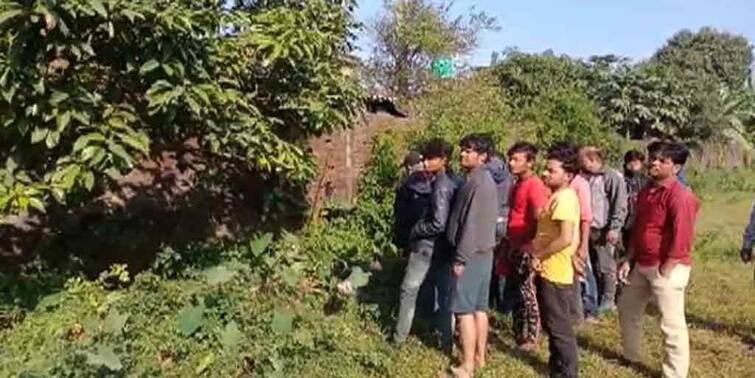 Dispute with the offensive picture of the lover! Seventh grade student hacked to death, arrested friend North Dinajpur News: প্রেমিকার আপত্তিকর ছবি নিয়ে বিবাদ! সপ্তম শ্রেণির ছাত্রকে কুপিয়ে খুন, গ্রেফতার বন্ধু