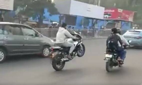 Viral Videos : హైదరాబాద్ ట్రాఫిక్ లో ఆకతాయి బైక్ స్టంట్స్-వైరల్ అవుతున్న వీడియో