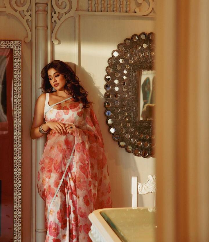 जान्हवीने तिच्या उत्कृष्ट अभिनयाने सर्वांची मने जिंकली आहेत, याशिवाय तिच्या मनमोहक अभिनयाचेही लोक वेडे आहेत.