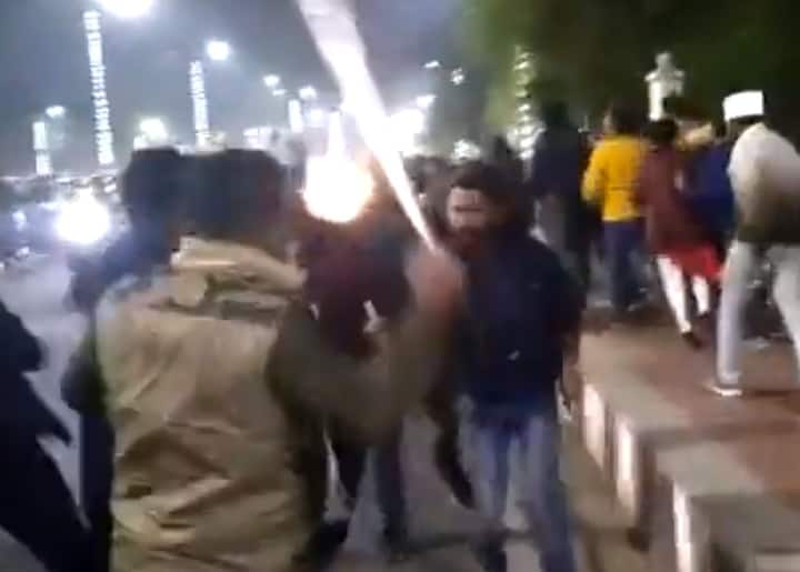 UP Police lathi-charge protesting teachers in Lucknow over recruitment issue, SP-AAP slams govt यूपी में शिक्षक भर्ती के लिए प्रदर्शन कर रहे छात्रों पर लाठीचार्ज से गरमाई सियासत, सपा-AAP का योगी पर हमला
