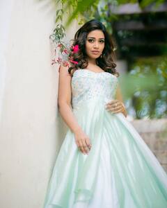 Nivetha Pethuraj Photos: లేతాకుపచ్చ ఫ్రాక్‌లో మెరిసిపోతున్న పాగల్ బ్యూటీ